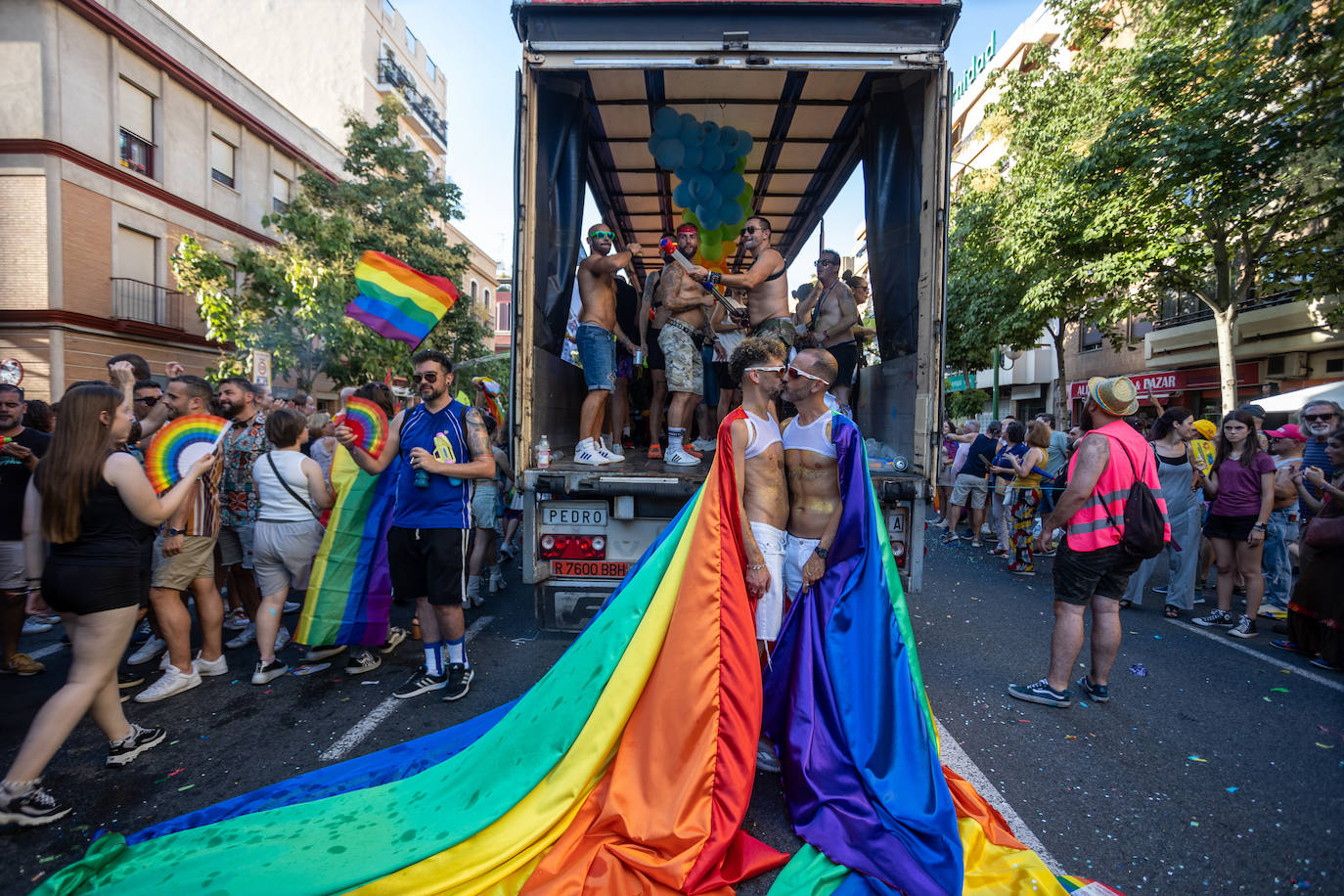 La celebración del día grande del Orgullo de Sevilla, en imágenes