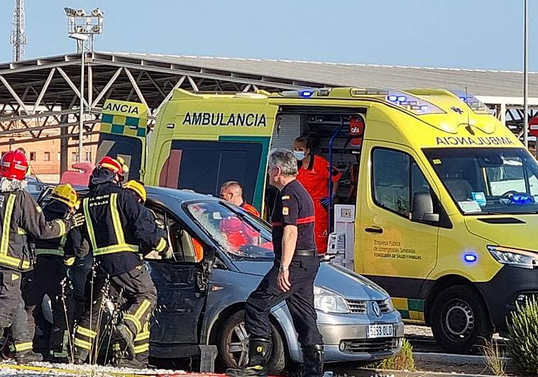 Los servicios de emergencias sanitarias, durante su intervención.