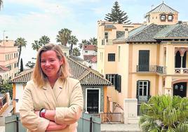 Rocío Álvarez, directora de Adendia, delante de un edificio rehabilitado por la empresa.