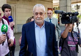 El expresidente socialista de la Junta, José Antonio Griñán, a la salida de los juzgados de Sevilla. E. P.