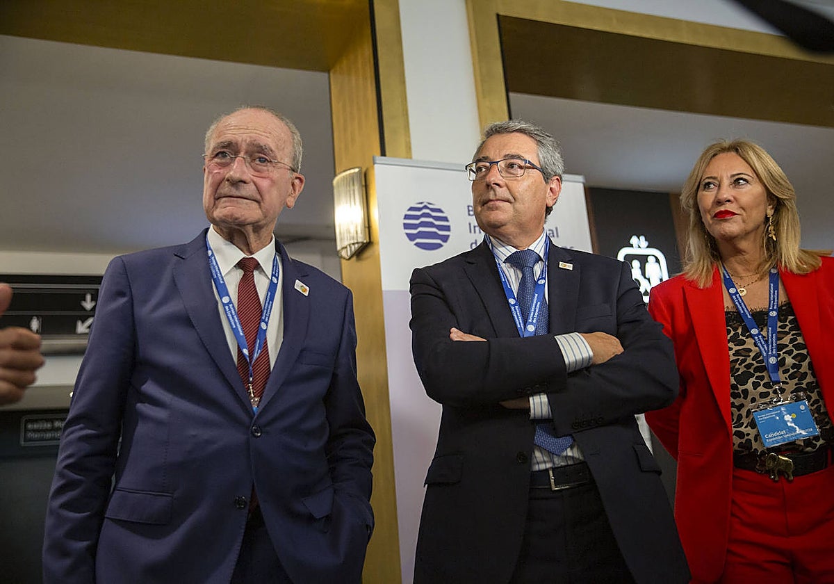 Francisco Salado, en el centro, junto a Francisco de la Torre y Carolina España, el pasado miércoles en París.