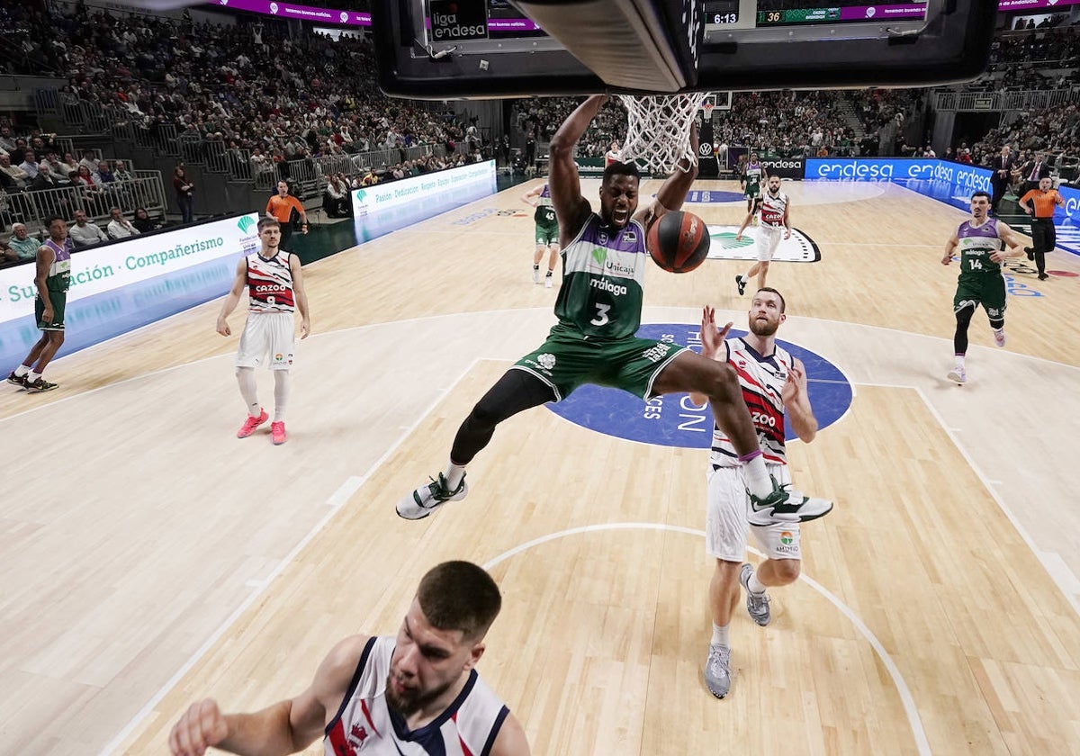 Ejim, en un mate en un partido ante el Cazoo Baskonia de la última temporada.