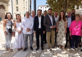 El nuevo portavoz del PSOE veleño, Víctor González, este lunes junto al secretario provincial de los socialistas malagueños, Daniel Pérez, y la candidata al Congreso por Málaga en las elecciones del 23J, Mari Nieves Ramírez.