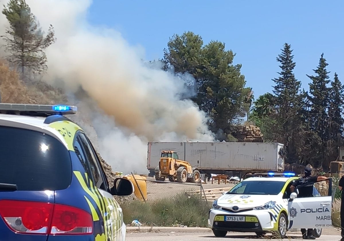 Incendio en los terrenos del Punto Limpio de San Pedro Alcántara.