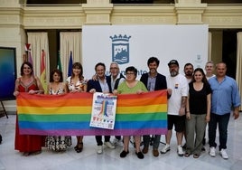 Representantes del Ayuntamiento, Diputación y Junta de Andalucía junto a algunas asociaciones LGTBI.