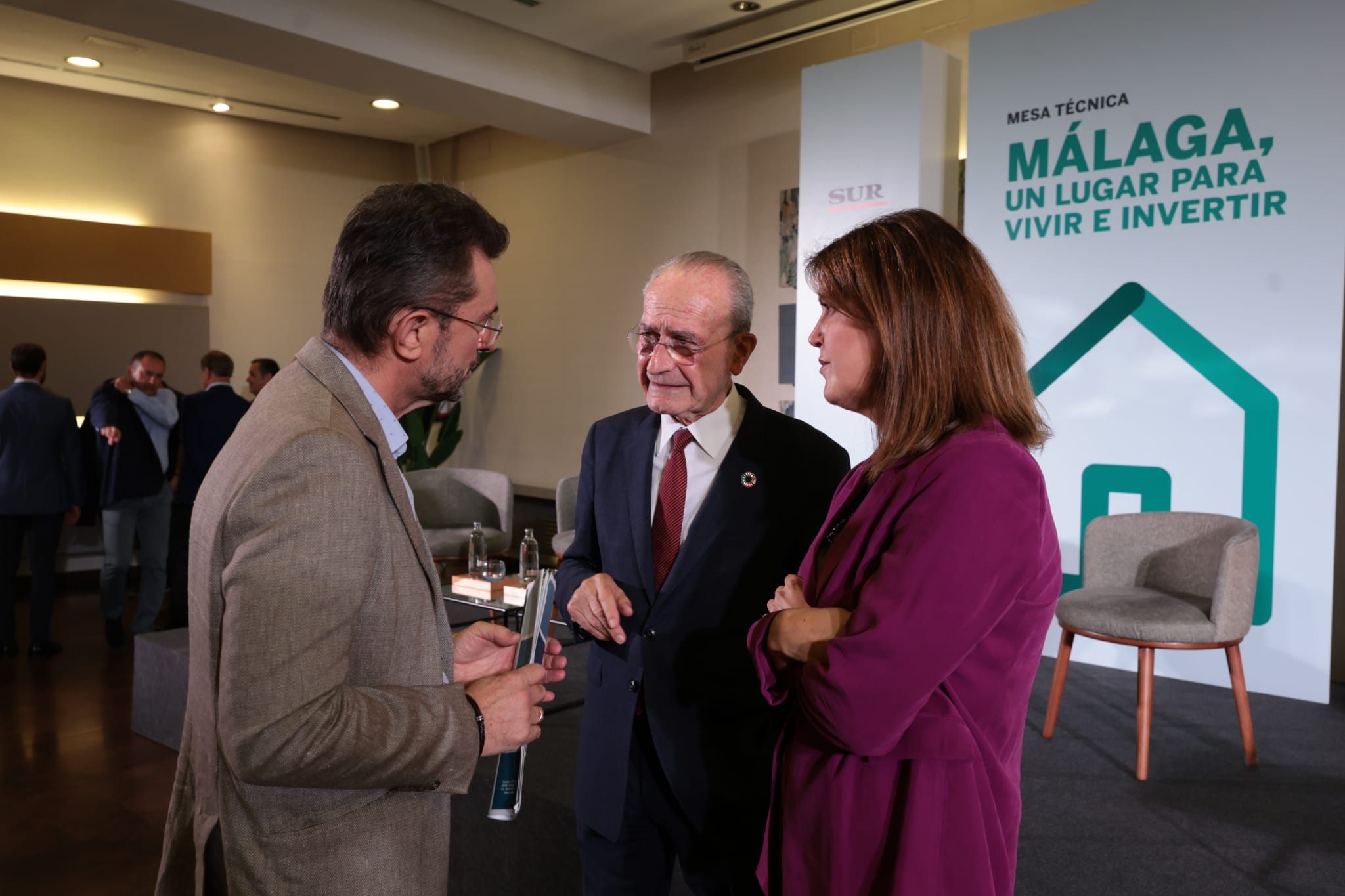 El alcalde, Francisco de la Torre, conversa con el gerente de Urbanismo, José Cardador, y la concejala de este departamento, Carmen Casero.