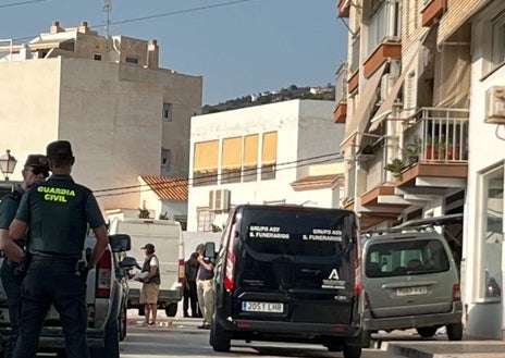 Imagen secundaria 1 - Arriba, el cadáver del militar retirado yace en el suelo tras el suceso; abajo a la izquierda, la funeraria, en el lugar de los hechos, y a la derecha, agentes del Instituto Armado inspeccionan el coche del presunto agresor.