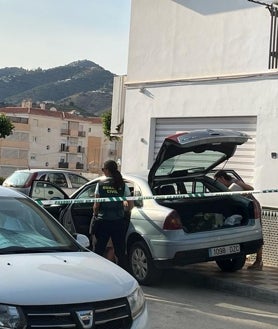 Imagen secundaria 2 - Arriba, el cadáver del militar retirado yace en el suelo tras el suceso; abajo a la izquierda, la funeraria, en el lugar de los hechos, y a la derecha, agentes del Instituto Armado inspeccionan el coche del presunto agresor.