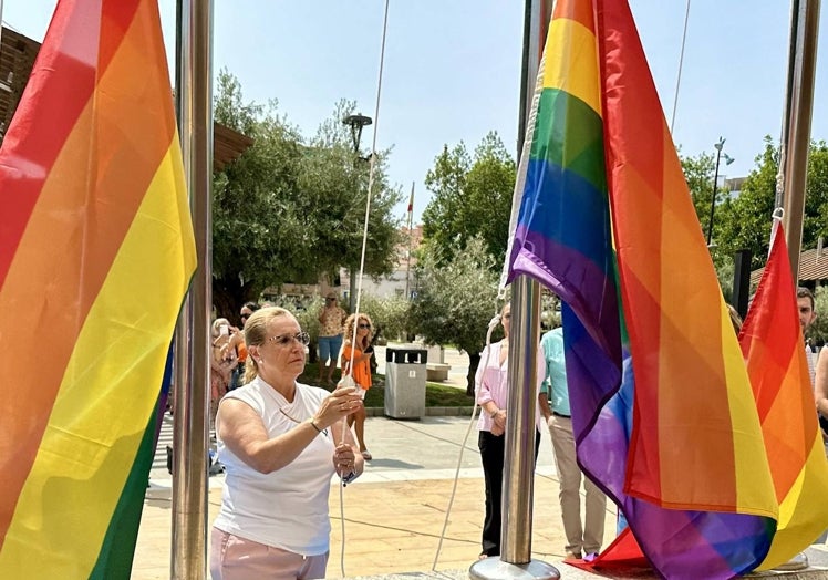 La alcaldesa Ana Mula iza la bandera arcoíris.