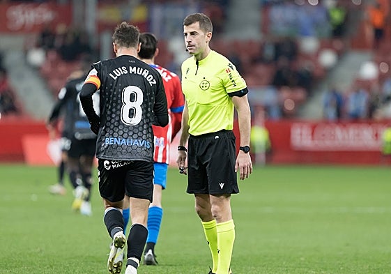 El árbitro de Segunda Ávalos Barrera, en el Sporting-Málaga de la pasada campaña.