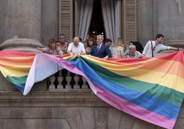 El alcalde de Barcelona, Jaume Collboni, sí colgó la bandera en el Consistorio