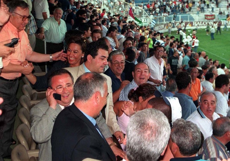 Imagen principal - Arriba, Fernando Puche (presidente), junto a otros dirigentes en la celebracón del ascenso; debajo, Quino afeitando la barba a Roteta tras su promesa y, sobre estas líneas, el marcador histórico de aquel choque.