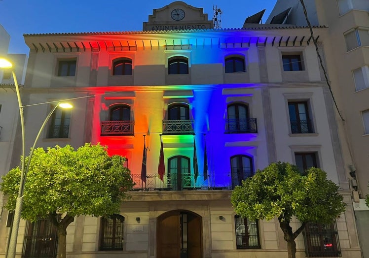 La fachada del Ayuntamiento iluminada.