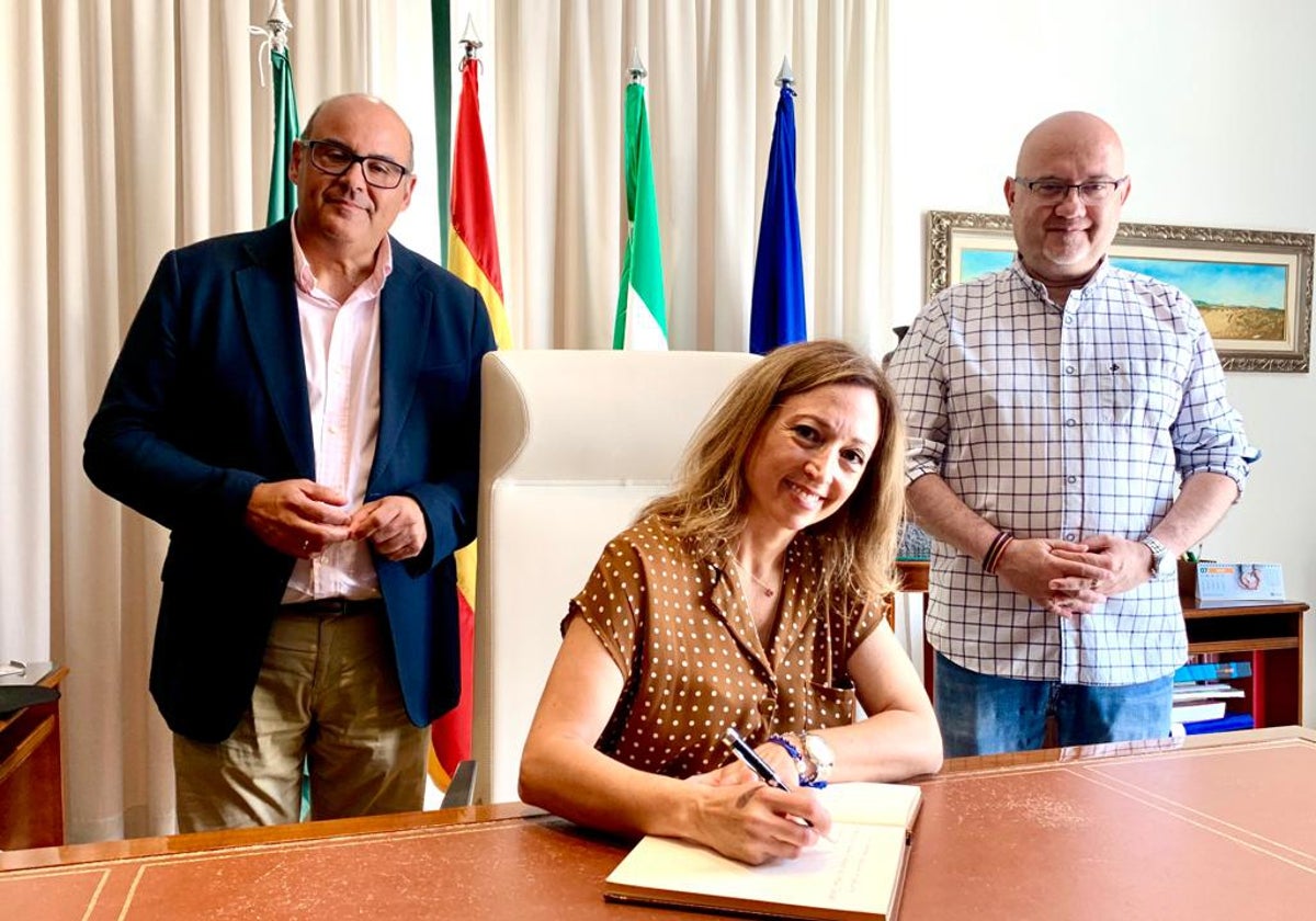 Jesús Lupiáñez, Patricia Navarro y Jesús Carlos Pérez Atencia, este miércoles en el Ayuntamiento.