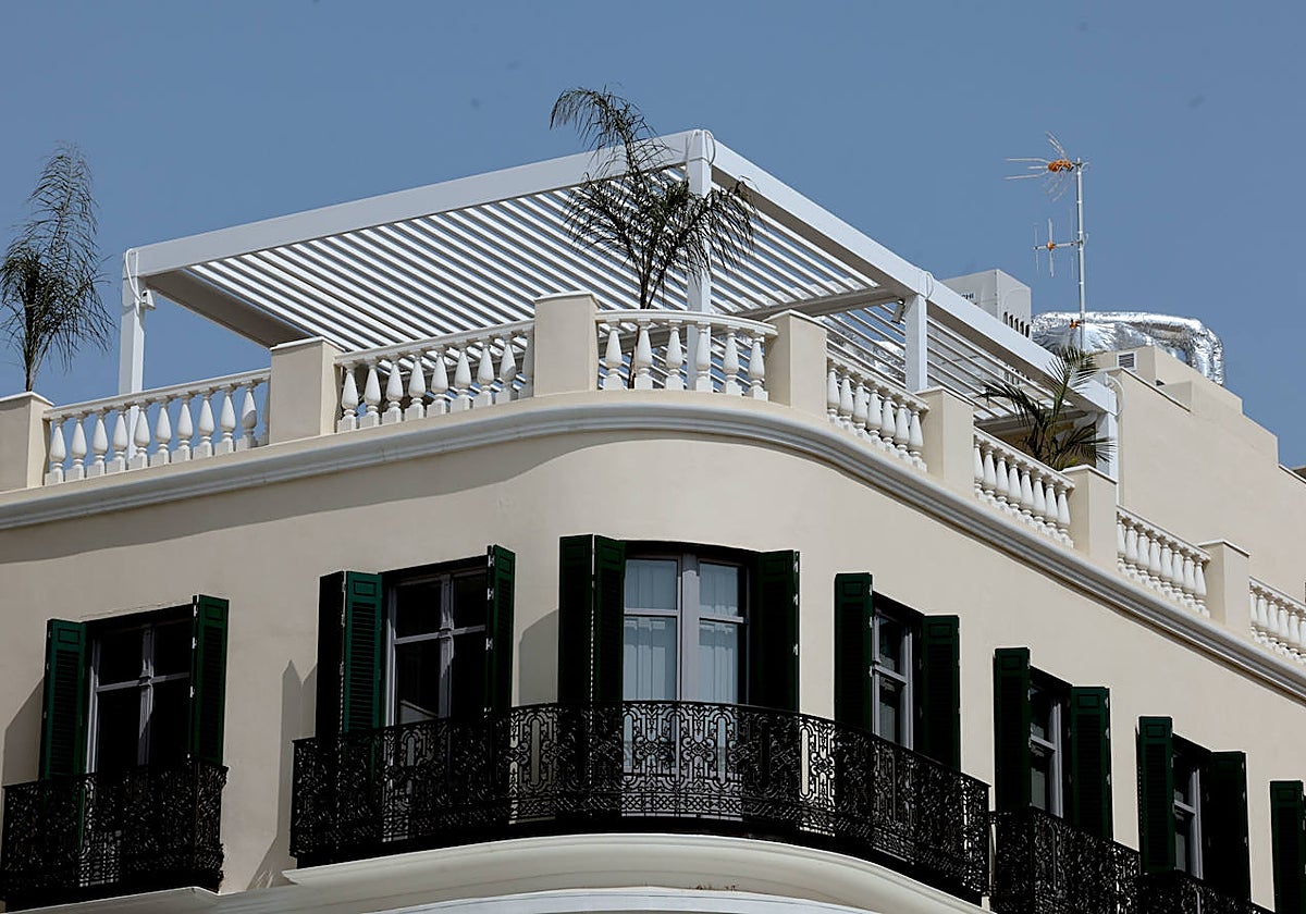 Aspecto de la pérgola metálica instalada en la azotea de La Mundial.