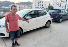 Francisco Atencia, de 60 años, señala el lugar donde cayó herida de gravedad la mujer este martes en Torrox.