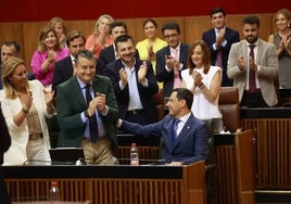 Los diputados del Partido Popular aplauden una de las intervenciones del presidente de la Junta.