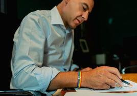 Juanma Moreno, en su despacho con la pulsera con los colores arco iris, en una imagen recogida por su equipo.