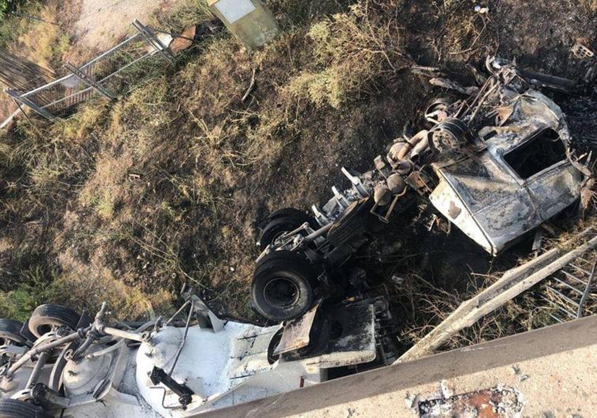 Los dos jóvenes fallecidos en Coín colisionaron su turismo con un camión, que se salió de la carretera a causa del fuerte impacto.