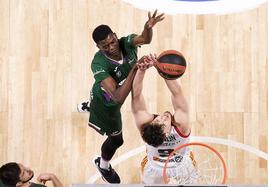 Yannick Nzosa lanza a canasta en un partido con el Unicaja hace dos campañas.