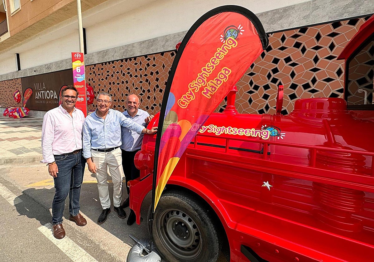 Acto de presentación del tren turístico rinconero junto a Villa Antiopa.