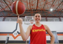 Carla Viegas posa sonriente en la concentración de la selección.