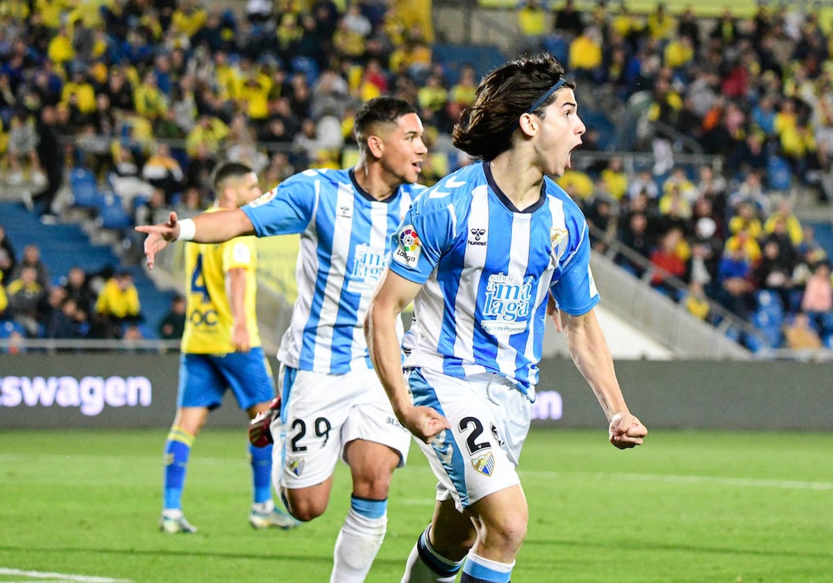 Álex Calvo, seguido por Loren, celebra el tanto conseguido en Las Palmas.