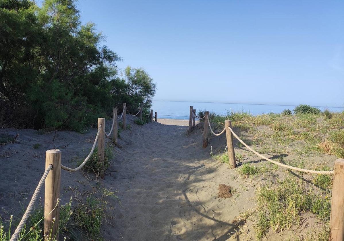 A un paso del núcleo costero de El Morche aguarda esta paradisíaca cala con dunas.