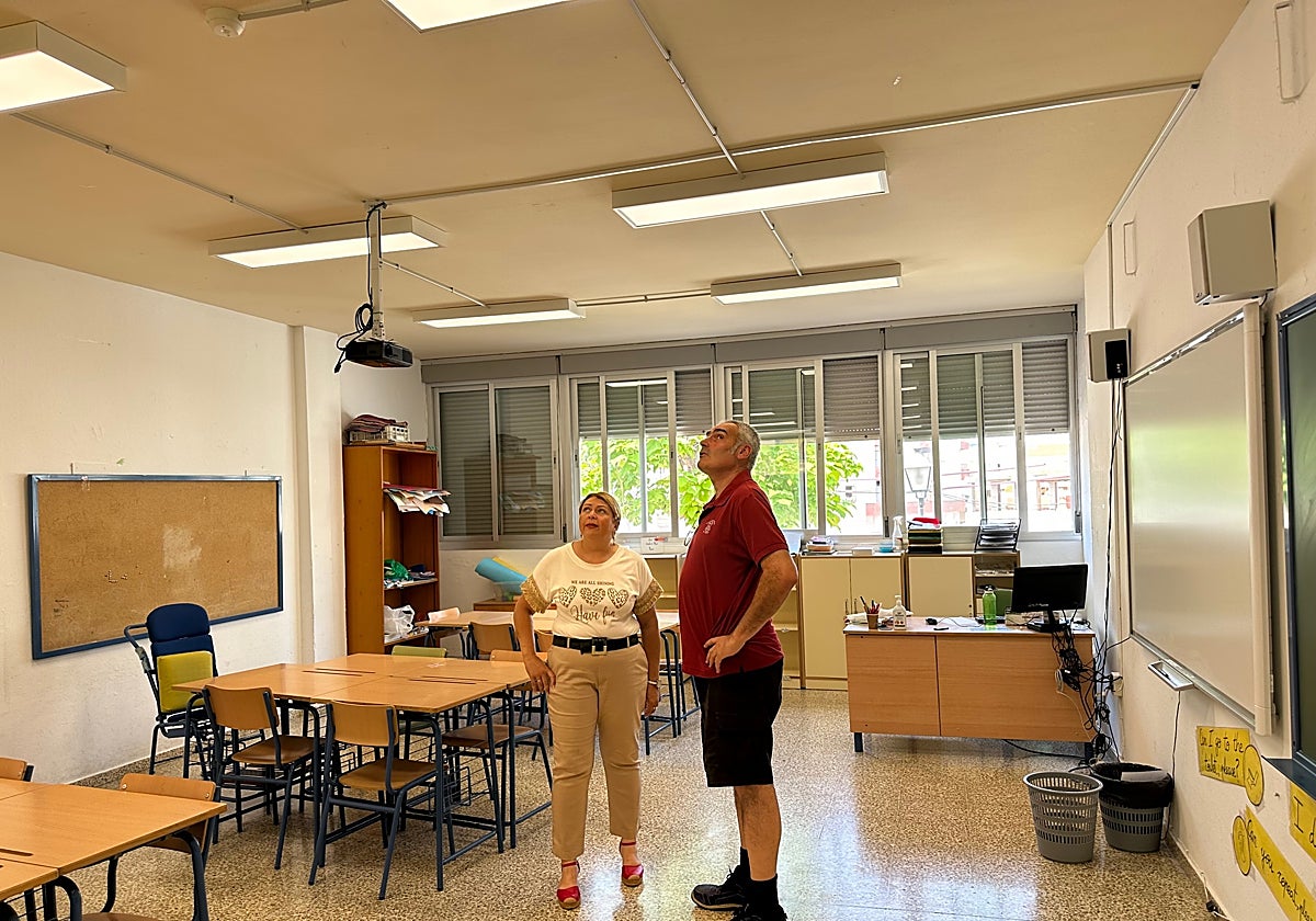 La concejala de Educación, Ana María Muñoz, en una visita al centro educativo nerjeño.
