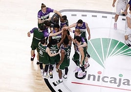 Los jugadores del Unicaja celebran una victoria en el Palacio esta temporada.