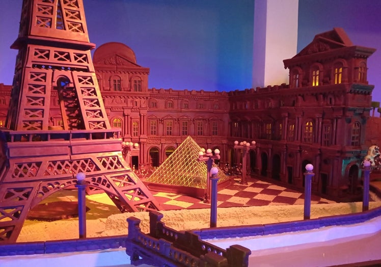 Imagen principal - Tres imágenes de la exposición de París en miniatura hecho de chocolate por el maestro sevillano Álvaro Romero en Torre del Mar.