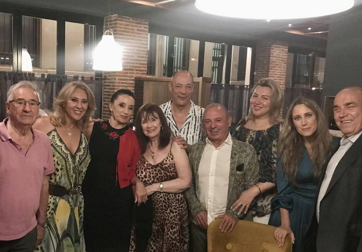 Paul Wickens, con su esposa, al lado de Luz Casal, con Paco Pérez Bryan, Serafín Quero, Carolina España, Miguel Sierra y Federico Betrán, entre otros amigos, en Palo Cortado tras el concierto.