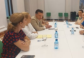 Imagen del encuentro entre el consejero de Justicia y el alcalde torroxeño.