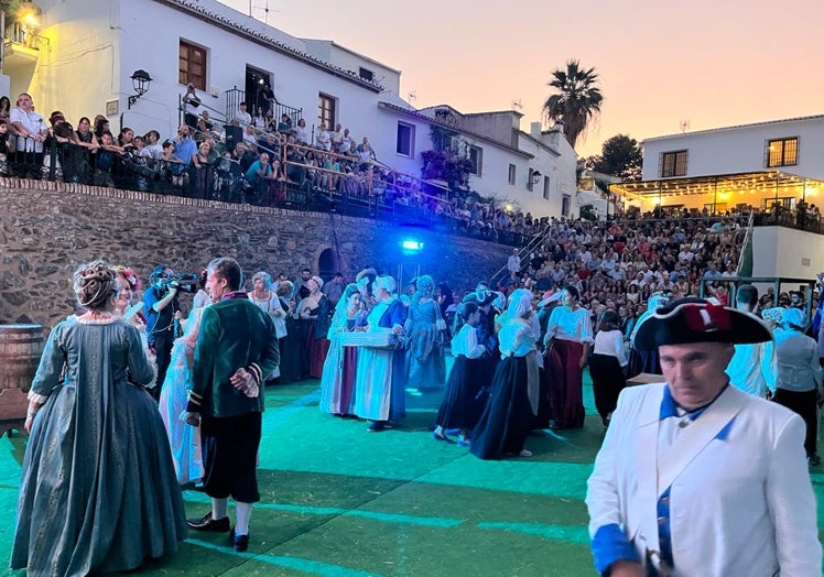 Imagen principal - Tres imágenes de la recreación histórica de este sábado en Macharaviaya.