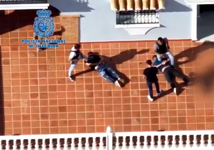 Imagen principal - En la imagen superior, una fotografía de la actuación en la que arrestaron a unos secuestradores a las cinco horas de tener constancia de los hechos, en Benalmádena; a la izquierda, un policía con 302 kilos de hachís intervenidos en la Costa del Sol; a la derecha, fotografía de un vehículo camuflado policial tras ser embestido en una persecución en la autovía.