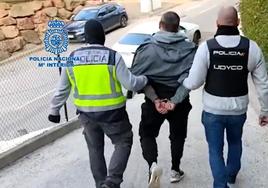 Los policías de la UDYCO, con un detenido por pertenencia a banda criminal.