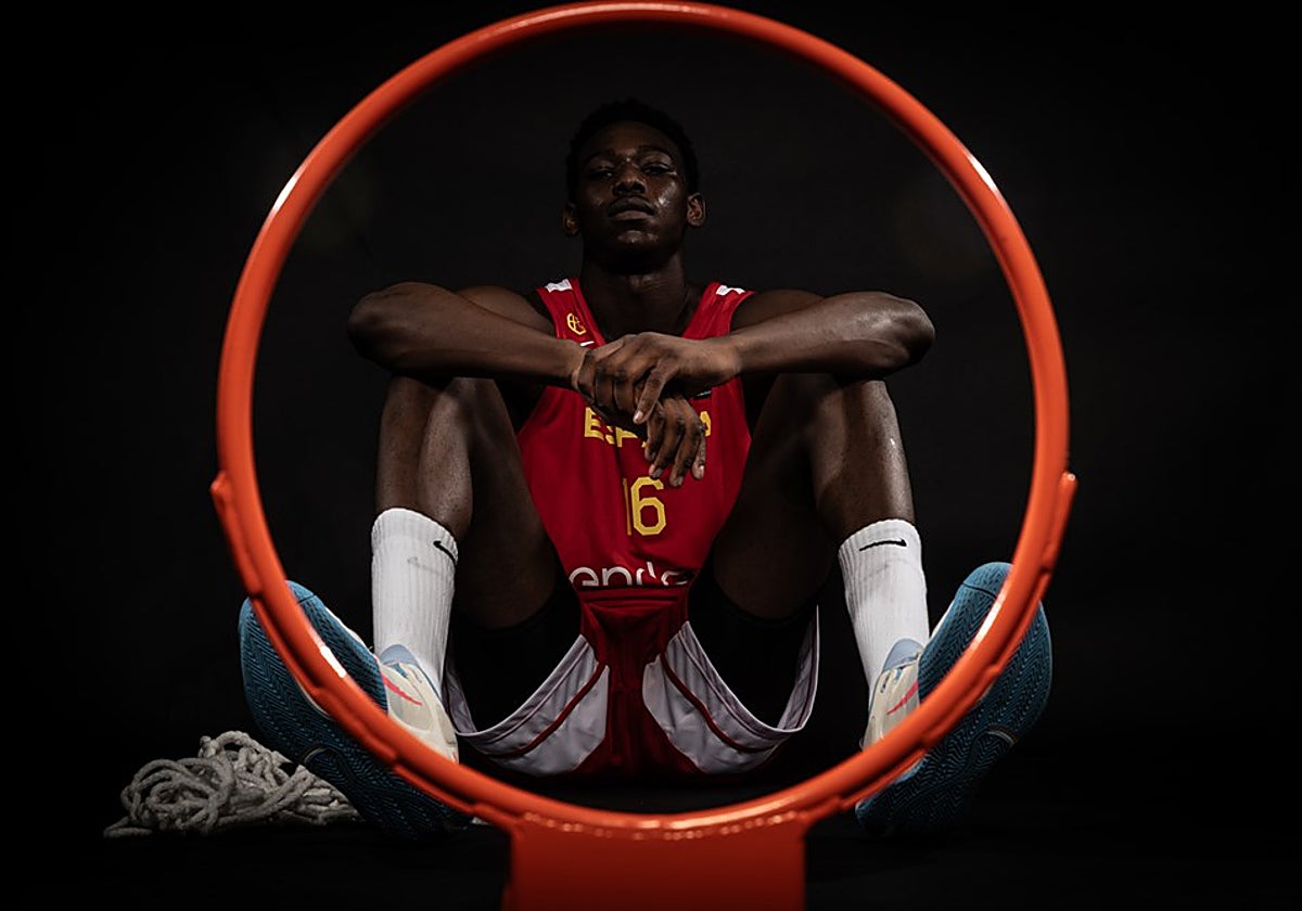 Victory Onuetu posa con la camiseta de la selección española.