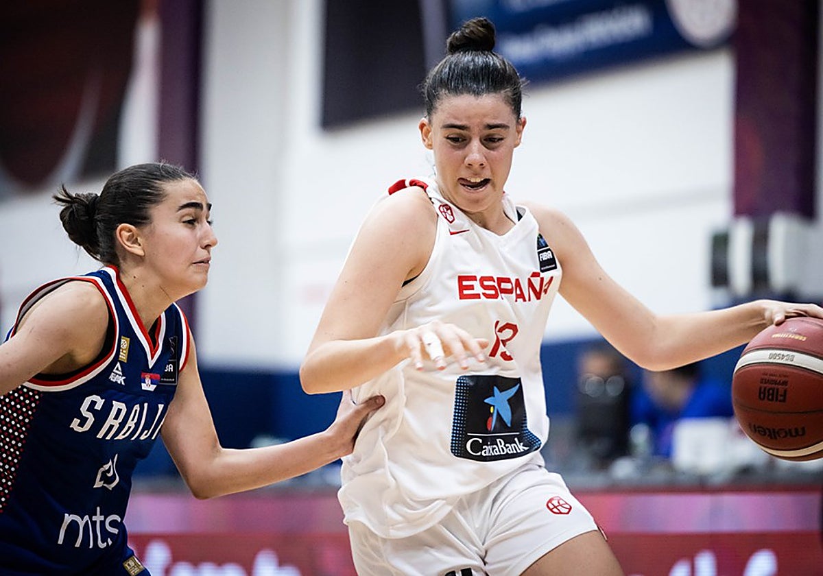 Carla Viegas penetra a canasta en el partido ante Serbia.