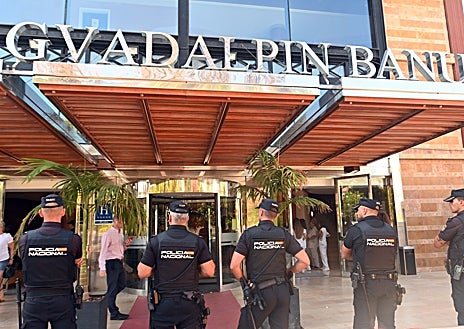 Imagen secundaria 1 - El cierre de las cocinas y las terrazas del hotel Guadalpín Banús deja en el aire su continuidad