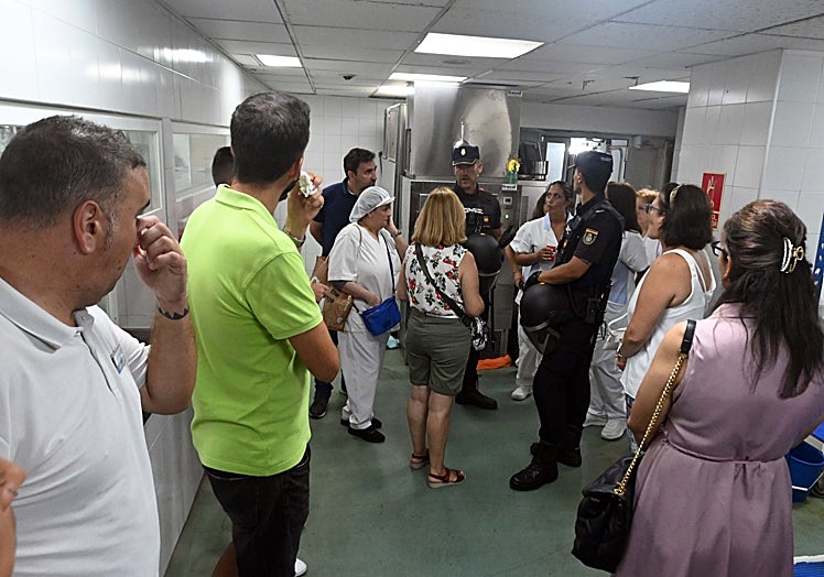 Imagen principal - El cierre de las cocinas y las terrazas del hotel Guadalpín Banús deja en el aire su continuidad