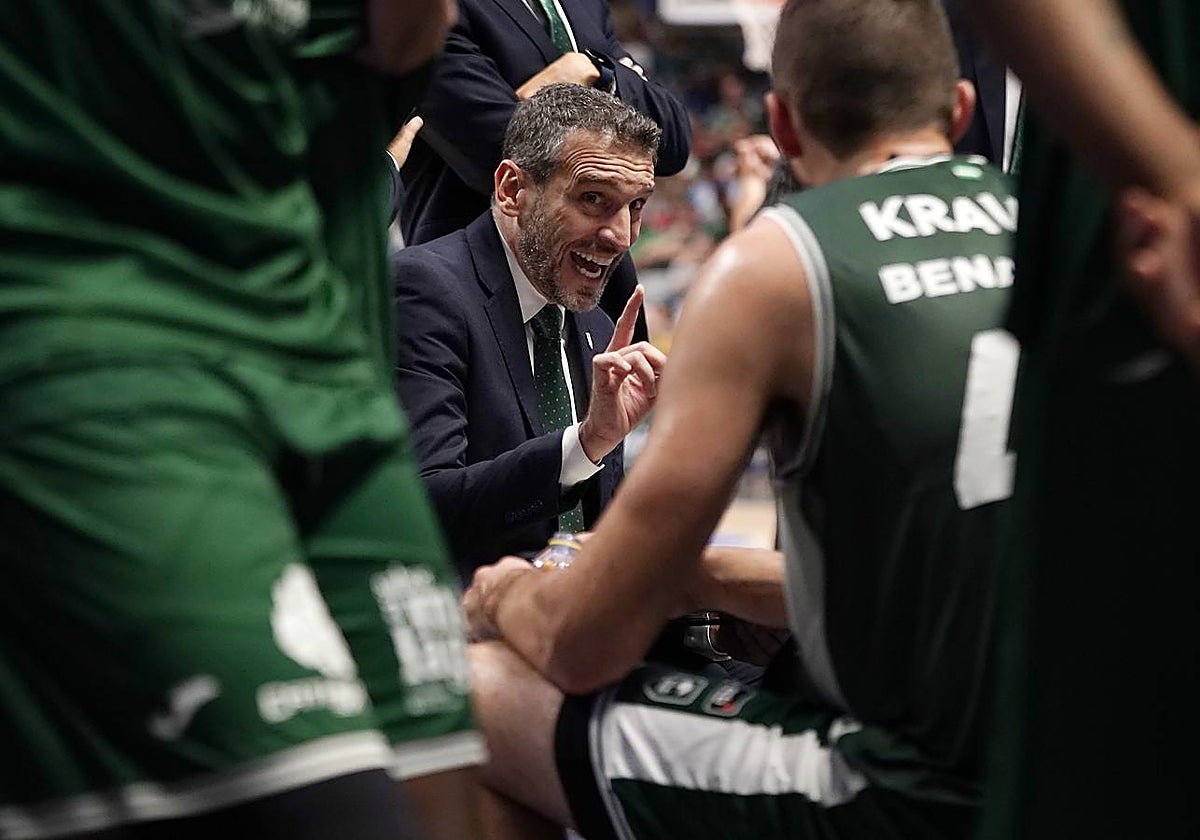 Ibon Navarro se dirige a sus jugadores en un tiempo muerto.