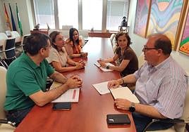 Imagen de la reunión entre los responsables de la Junta, el Ayuntamiento y el centro educativo veleño.