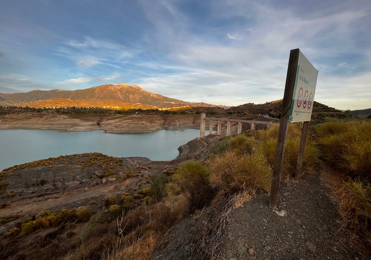 El embalse de La Viñuela está en mínimos históricos, al 9% de su capacidad, con 15 hectómetros cúbicos.