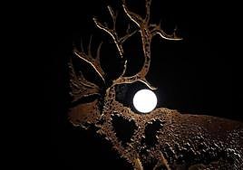 Vista de la superluna de julio, tambien denominada superluna de Ciervo, desde la localidad portuguesa de Vila Nova de Cerveira.