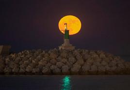 La Superluna, desde el Puerto de Málaga