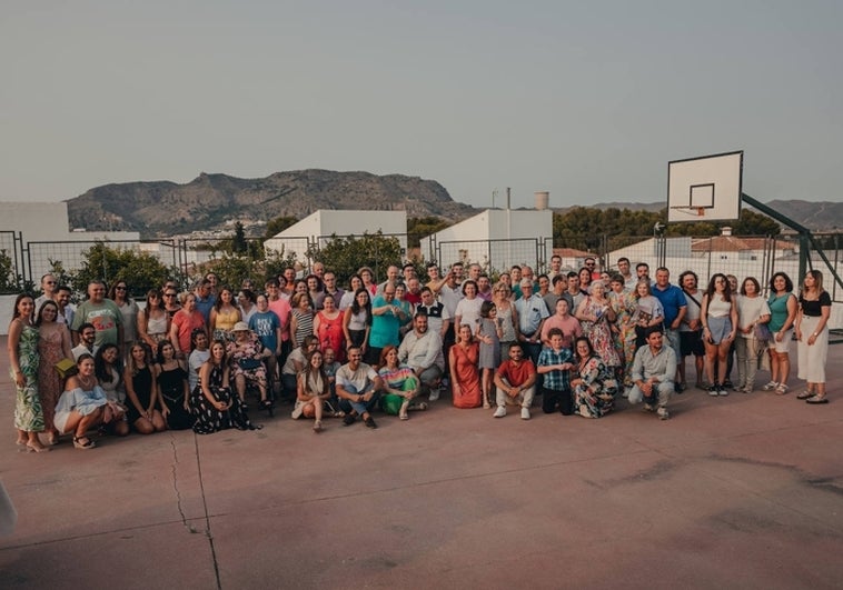 Los 30 usuarios participantes, junto a sus familias, organizadores, monitores y voluntarios.