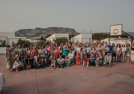 Los 30 usuarios participantes, junto a sus familias, organizadores, monitores y voluntarios.