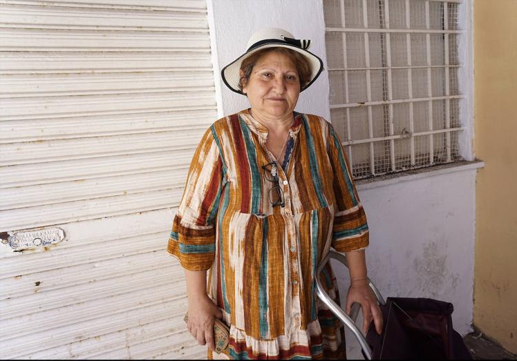 Zineb, una mujer de 63 años que vende chatarra para conseguir ingresos a la espera de que le reconozcan el IMV.