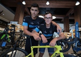 Carmelo Urbano y Leo P. Martínez posan en la tienda Cabberty, que se encargará de patrocinarlos y vestirlos en su camino hacia París.