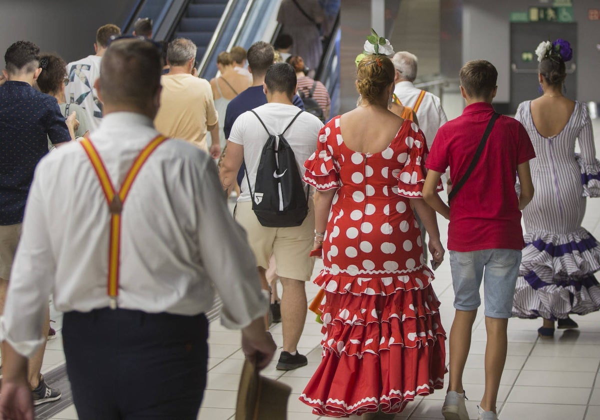 Viajeros en el metro camino del Centro durante la pasada feria.